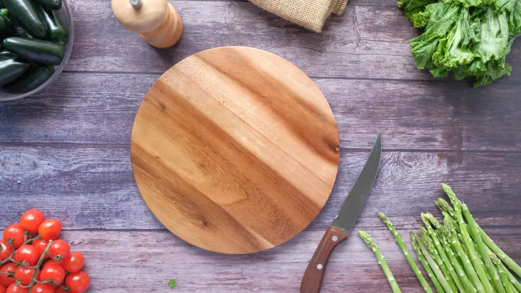 Empty plate with no food because the owner is intermittent fasting